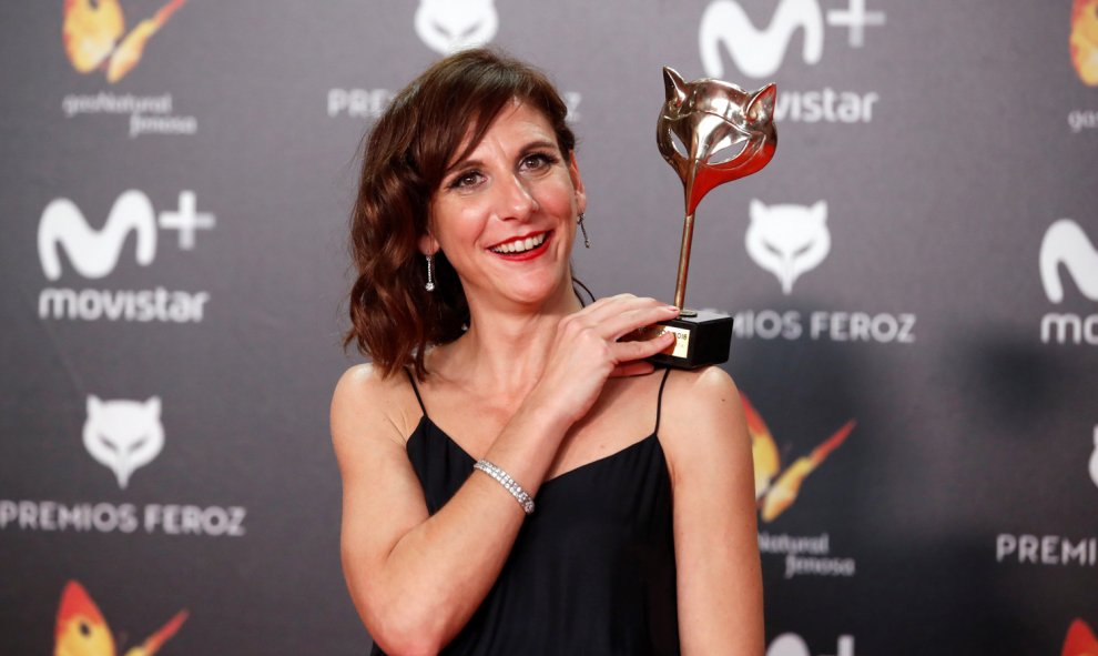 La actriz Malena Alterio posa con el premio a 'Mejor actriz protagonista de una serie' por su trabajo en 'Vergüenza'.- EFE