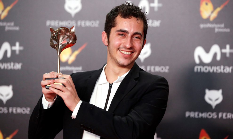 El realizador Alberto Gutierrez posa con el premio por el 'Mejor trailer' de la película 'La Llamada'.- EFE