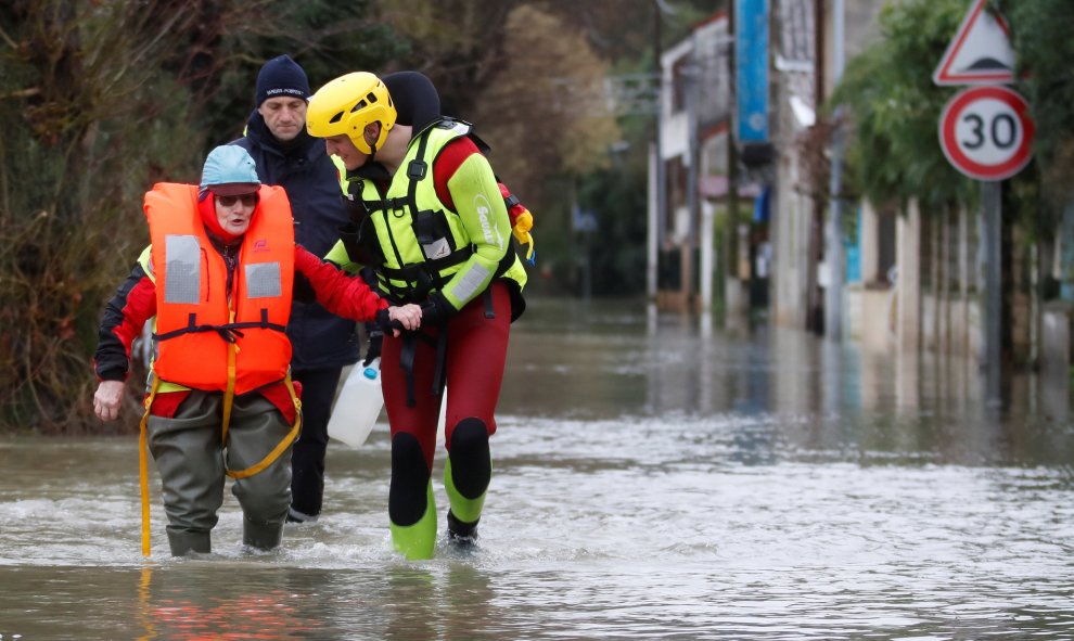 El río Sena se desborda e inunda París. REUTERS/Christian Hartmann