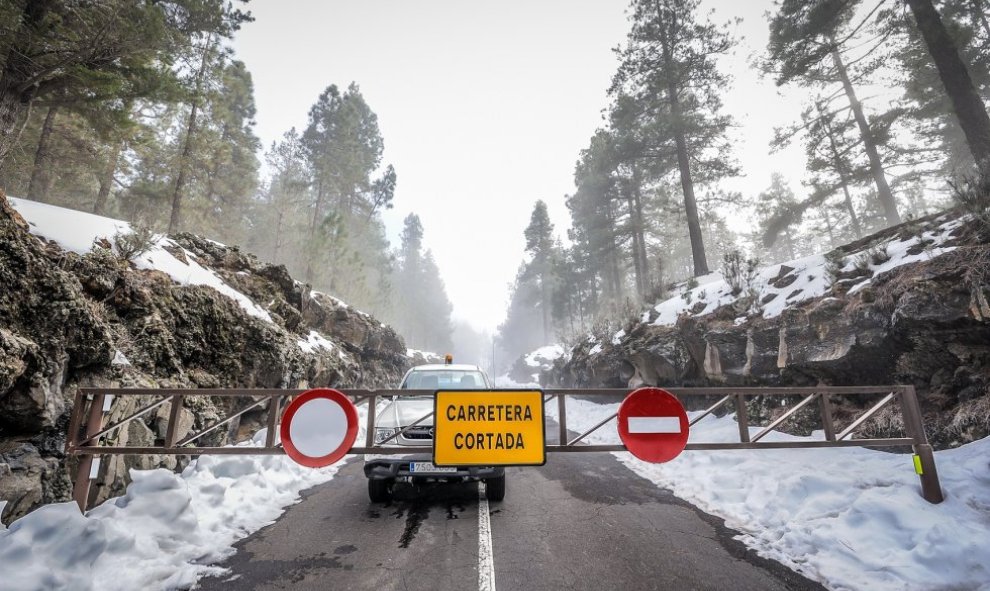 La carretera de acceso al Teide cortada por presencia de hielo en la calzada. . / Europa Press