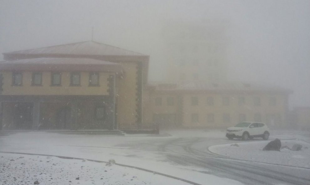 Es la primera nevada que cubre el Parque Nacional del Teide este invierno. / @aemet_izana