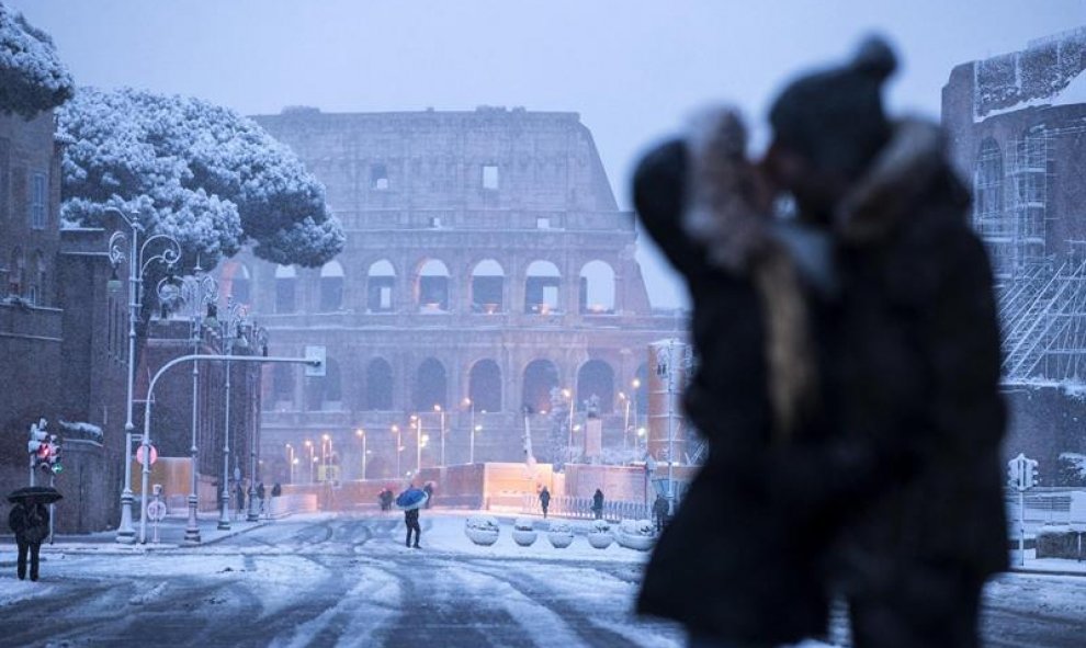 Nieva en la ciudad del amor. / EFE