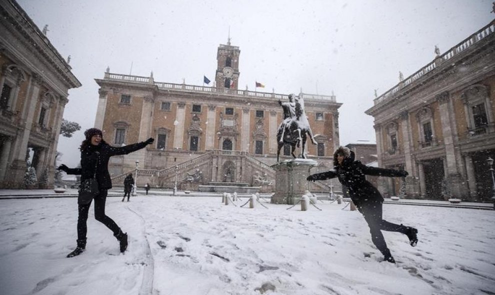Los vecinos de Roma han aprovechado esta jornada para disfrutar de la nieve, rara vez presente en la capital italiana. / Reuters