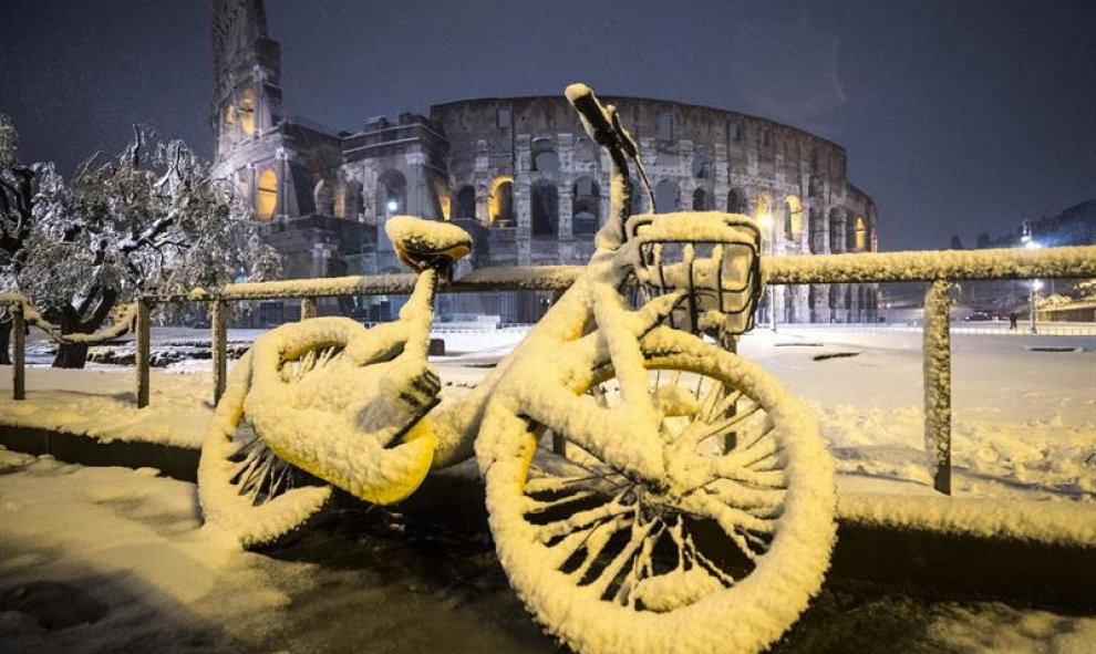 La intensa nevada ha sido la protagonista de madrugada de este lunes en Roma, dejando imágenes increíbles. / EFE