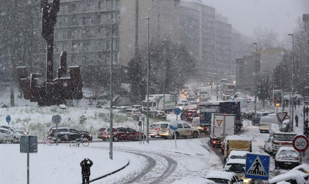 Los accesos a la variante de San Sebastián totalmente colapsados por una intensa nevada. - EFE