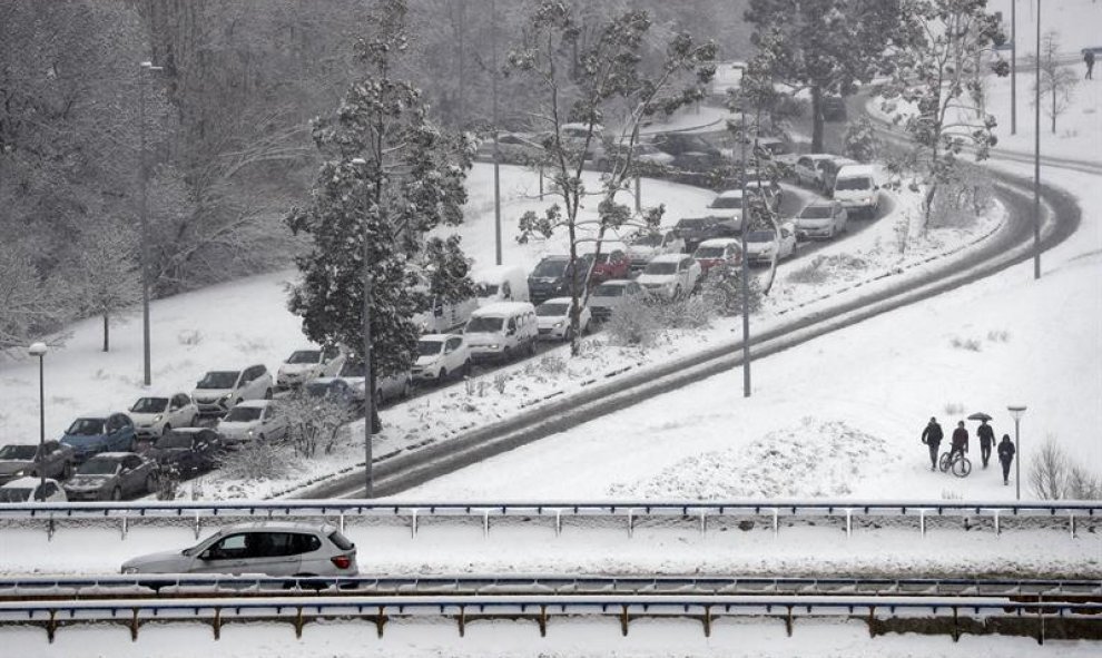 Grandes retenciones de tráfico se han producido esta mañana en la entrada a Pamplona a causa de la nieve. / EFE