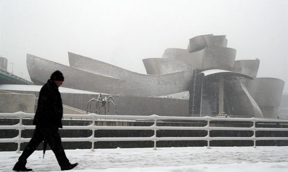 El museo Guggenheim de Bilbao, cubierto de nieve, donde hoy la capital vizcaína amanecido cubierta de nieve, donde afectado al tráfico y a colegios. / EFE