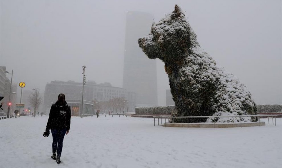 'Puppy', del artista estadounidense Jeff Koons, junto al museo Guggenheim de Bilbao, cubiera de nieve. / EFE
