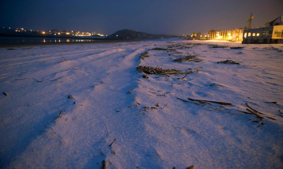 Playa de la Concha, en la localidad cántabra de Suances cubierta de nieve a primera hora de este miércoles. / EFE