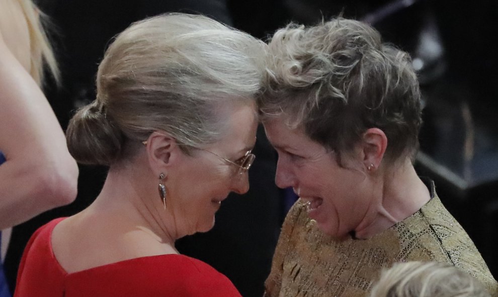 La actriz Meryl Streep felicita a Frances McDormand, ganadora del Oscar a la Mejor Actriz por 'Tres anuncios en las afueras'. REUTERS/Lucas Jackson