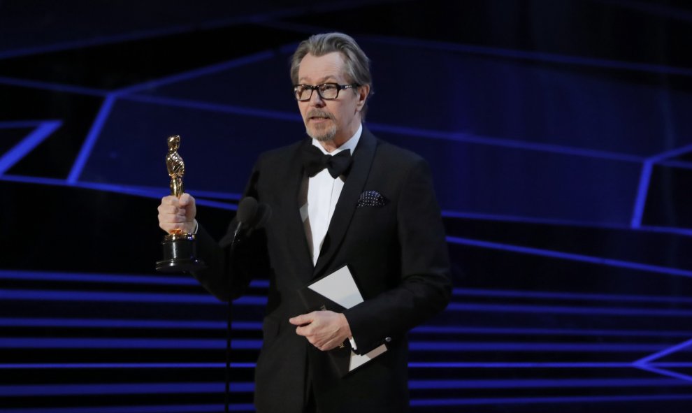 El actor británico Gary Oldman, sostiene su Premio Oscar al Mejor Actor por 'El instante más oscuro'.. REUTERS/Lucas Jackson