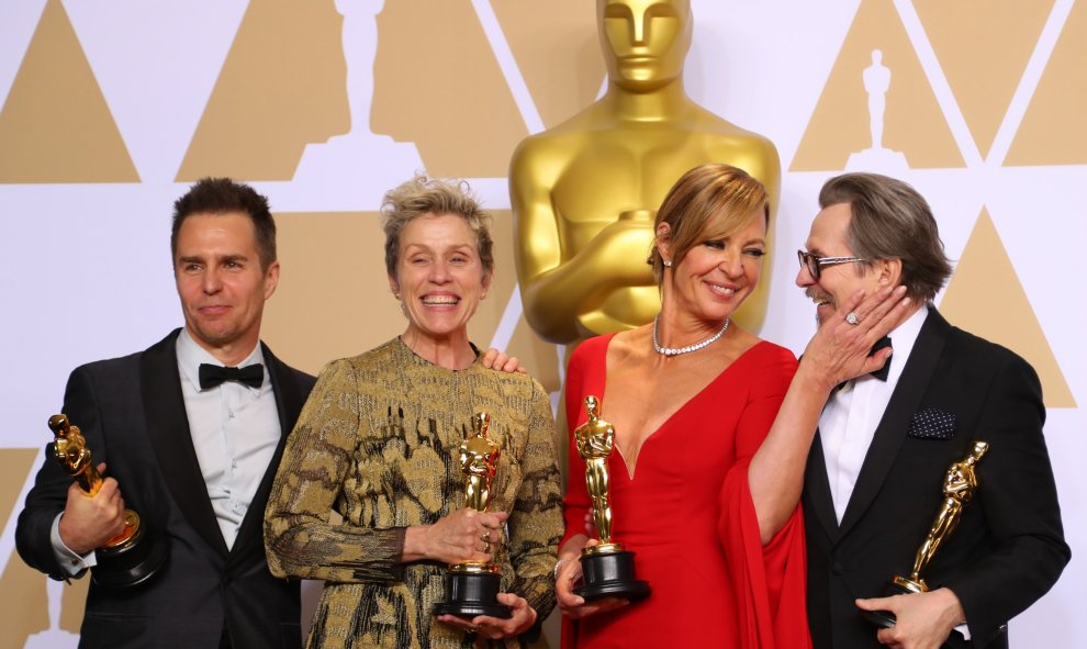 Los actores Sam Rockwell, Frances McDormand, Allison Janney y Gary Oldman, posan tras recibir sus Oscar. REUTERS/Mike Blake