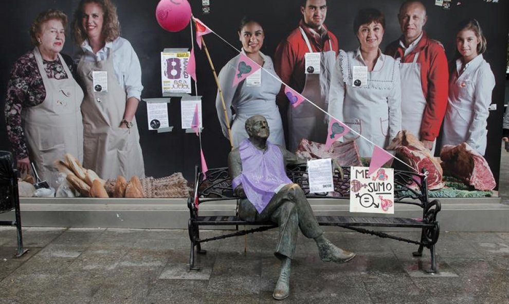 Monumento al artisa alicantino Gastón Castelló, decorado con banderas y globos morados en esta jornada de huelga con motivo del Día Internacional de la Mujer.EFE