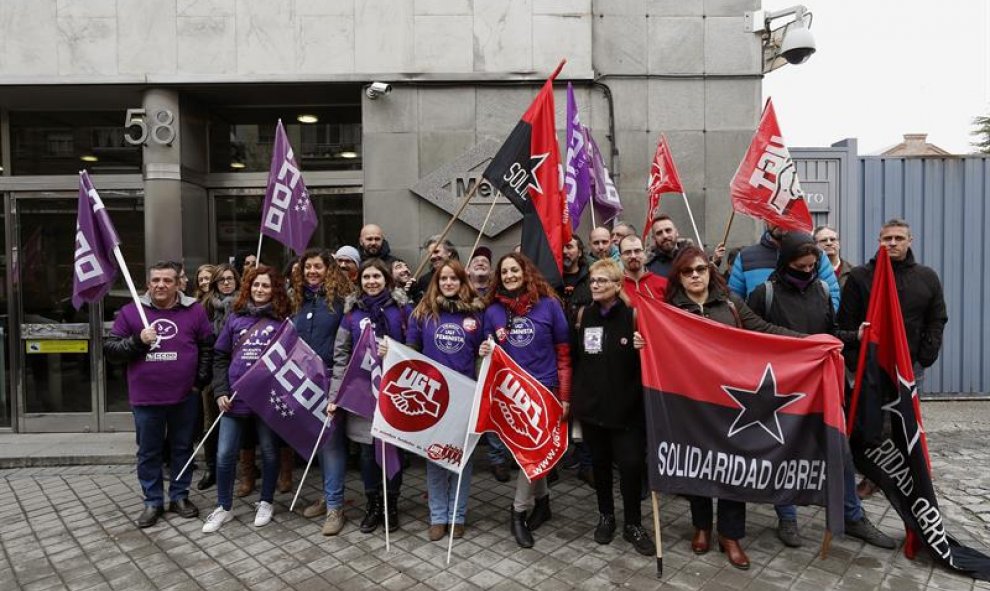 Un grupo de trabajadoras se concentra en la puerta de las instalaciones de Metro de Madrid, con motivo de la jornada de huelga por el Dia Internacional de la Mujer. EFE/JAVIER LIZÓN