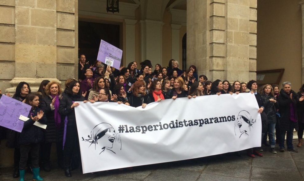 Concentración a las puertas del Ayuntamiento de Sevilla de periodistas de todos los medios. /DANI CELA