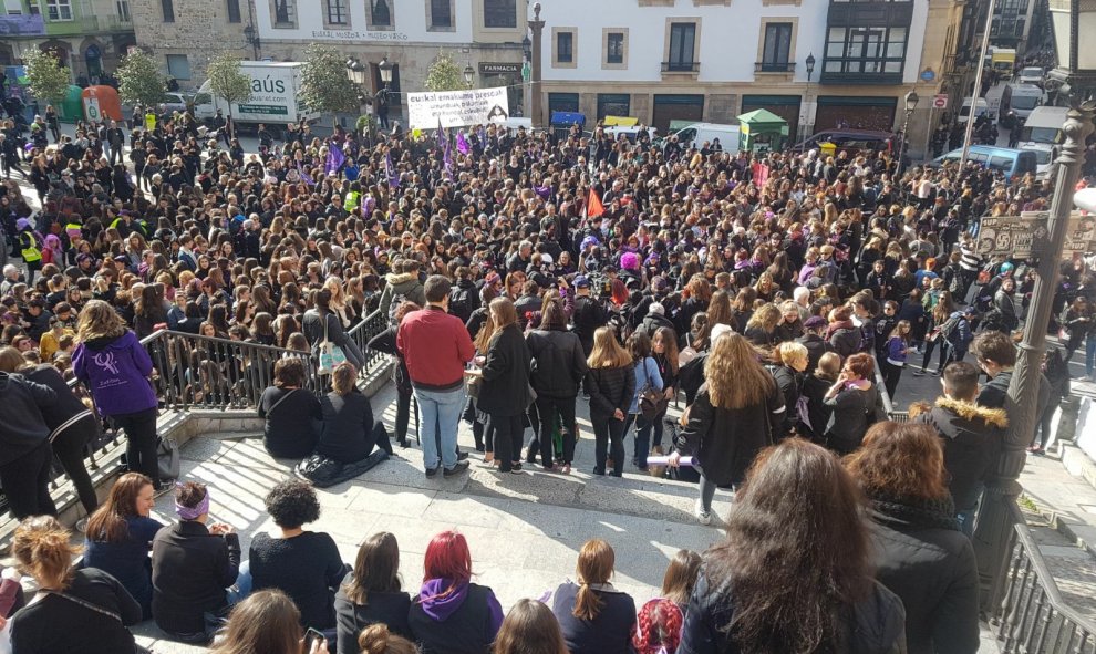 La Plaza Unamuno de Bilbao, desbordada de gente por la huelga del 8 de marzo. /@m8euskalherria