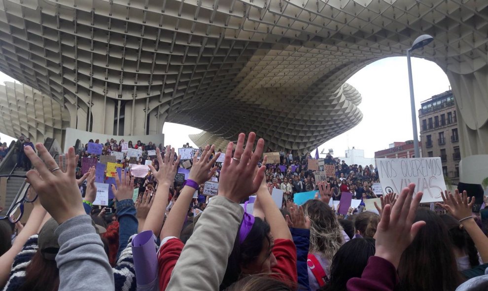 La concentración feminista de las estudiantes en la plaza Metropol Parasol. /DANI CELA