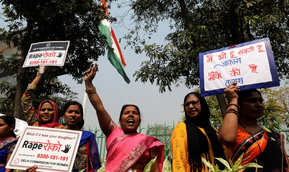 Varias mujeres se congregan para protestar contra las violaciones y el abuso hacia las mujeres durante el Día Internacional de la Mujer en Nueva Delhi (India), hoy 8 de marzo de 2018. EFE/ Rajat Gupta