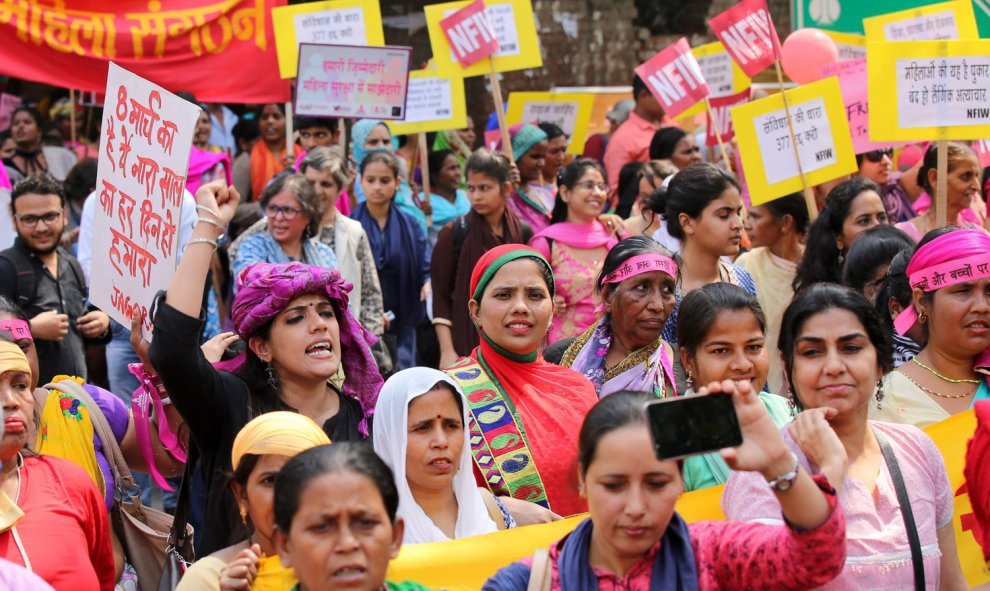 Varias mujeres se congregan para protestar contra las violaciones y el abuso hacia las mujeres durante el Día Internacional de la Mujer en Nueva Delhi (India), hoy 8 de marzo de 2018. EFE/ Rajat Gupta