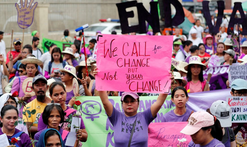 Mujeres filipinas participan en una manifestación para conmemorar el Día Internacional de la Mujer en Manila, (Filipinas) hoy, jueves 8 de marzo de 2018. EFE/FRANCIS R. MALASIG