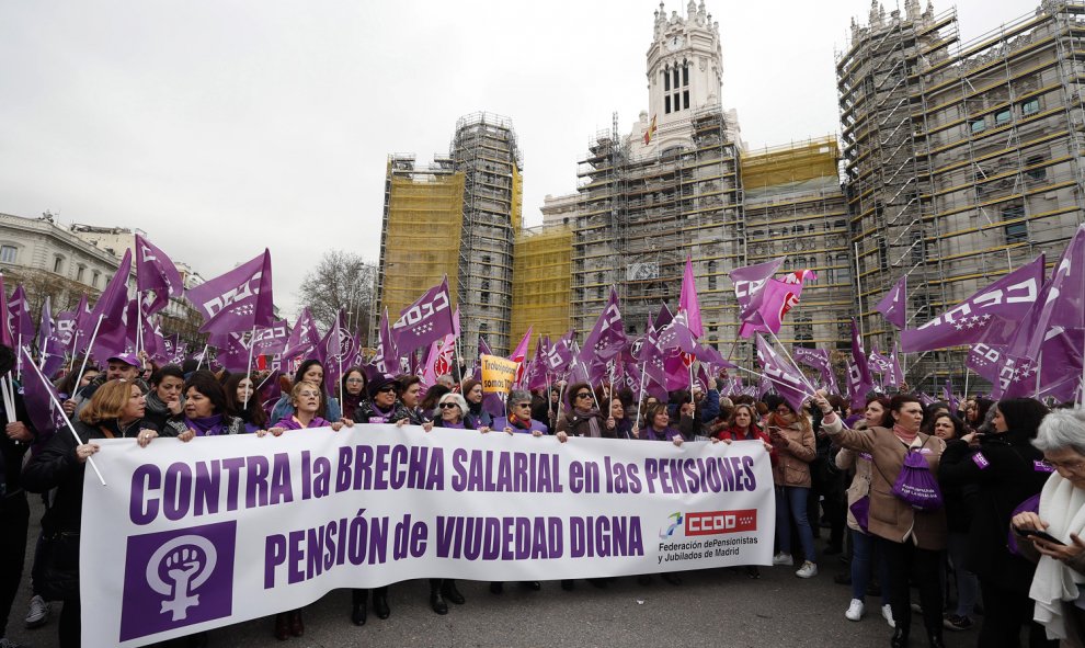 Concentración convocada por los sindicatos en la Plaza de la Cibeles, a las puertas del Ayuntamiento de Madrid, con motivo del Día de la Mujer. EFE/JAVIER LIZÓN