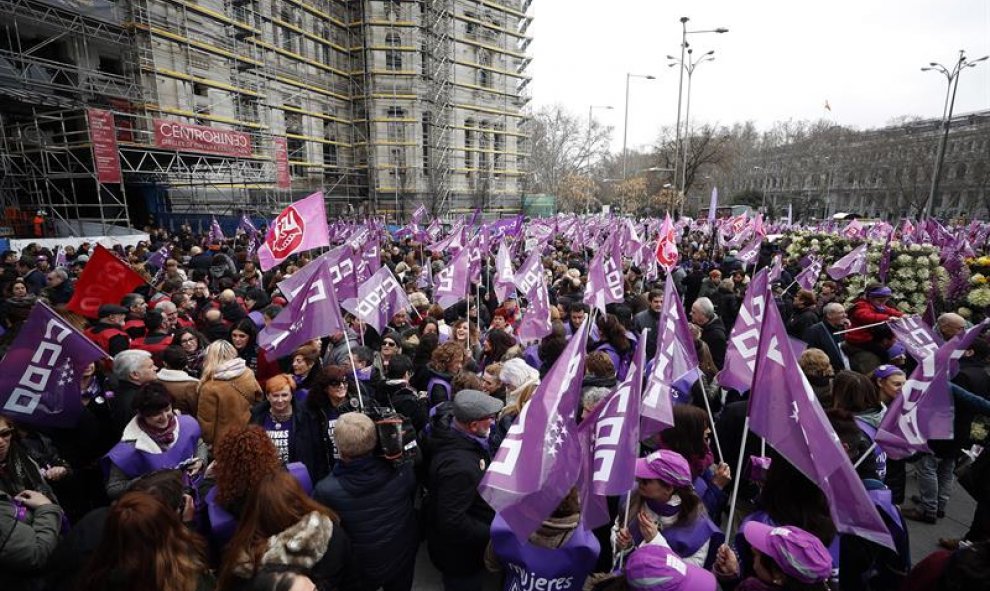 Concentración convocada por los sindicatos en la Plaza de la Cibeles, a las puertas del Ayuntamiento de Madrid, con motivo del Día de la Mujer.