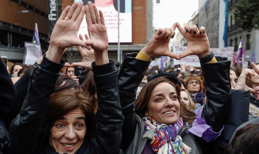 Miles de periodistas han abarrotado la plaza madrileña de Callao para protestar contra el machismo en la profesión. /EFE/ Emilio Naranjo