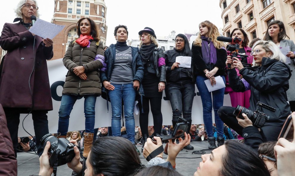 Lectura del manifiesto contra el machismo en el periodismo que han firmado miles de informadoras españolas hoy en Callao (Madrid) con motivo del Día Internacional de la Mujer. EFE/ Emilio Naranjo