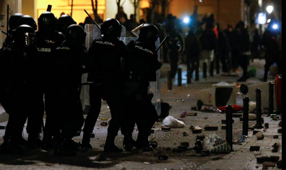 Policías antiditurbios en las calles del madrileño barrio de Lavapiés. | REUTERS