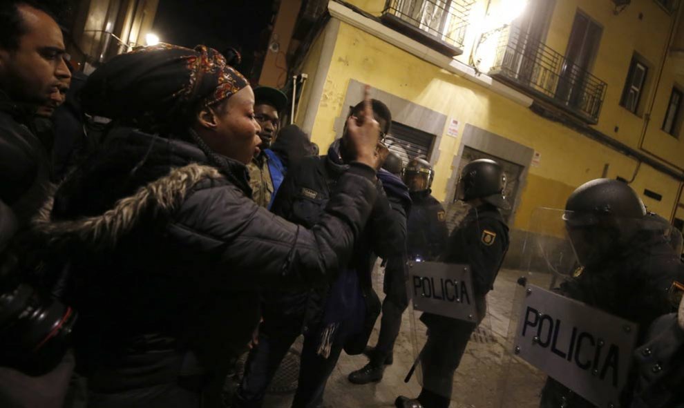 Policías antidisturbios en la calle Mesón de Paredes con la calle del Oso, en el barrio de Lavapiés de Madrid. | JAVIER LIZÓN (EFE)