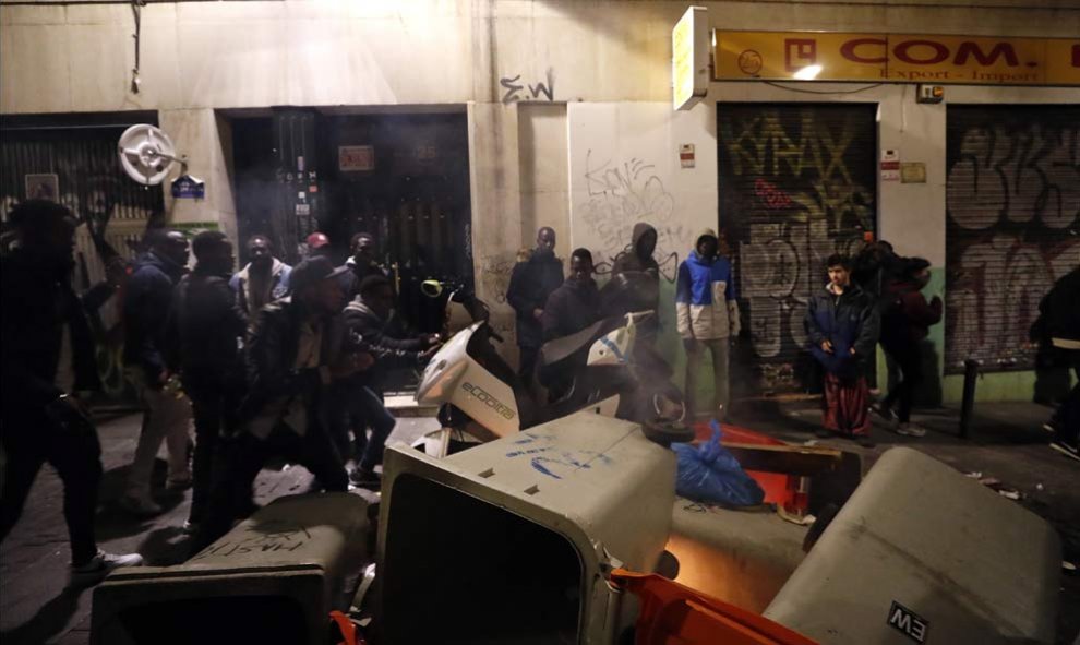 Protestas en Lavapiés. | JAVIER LIZÓN (EFE)