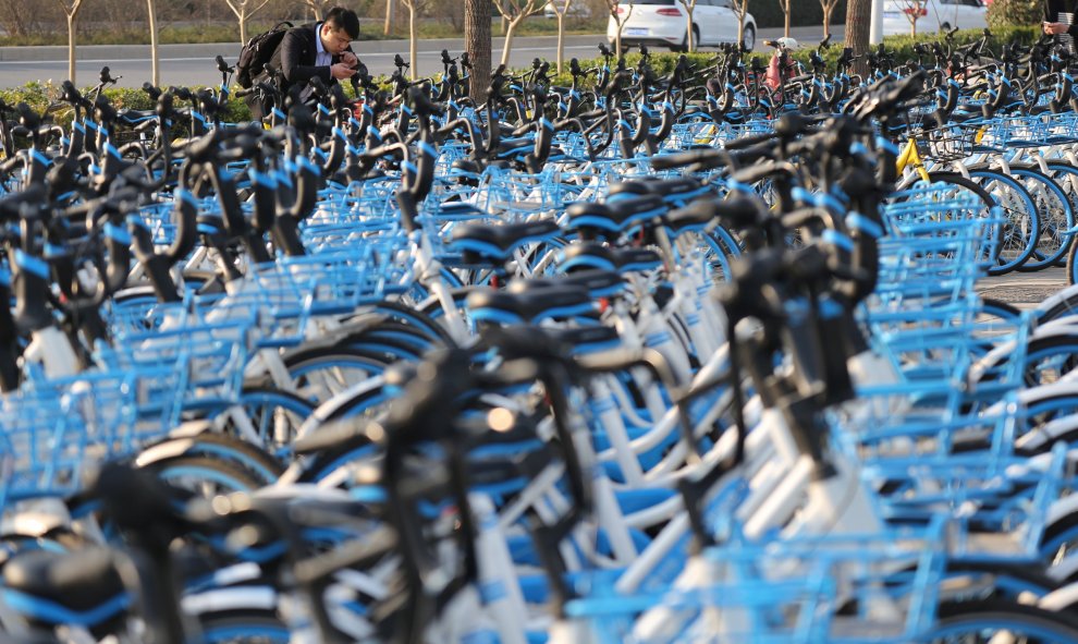 El año pasado, el intercambio de bicicletas despegó en China, con docenas de compañías de bicicletas compartidas que inundaron rápidamente las calles de la ciudad con millones de bicicletas de alquiler de colores brillantes. Pero tantas bicis se han conve
