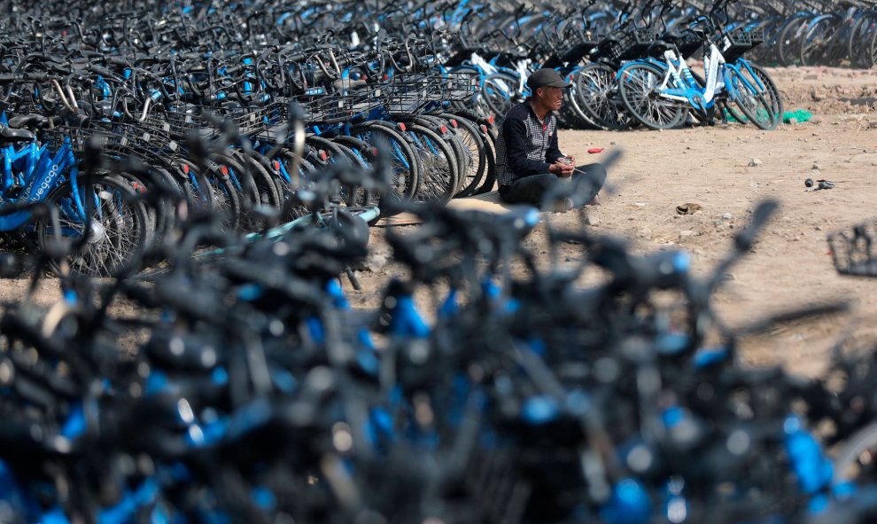 Miles de bicicletas de alquiler esperan a ser reparadas en un aparcamiento al aire libre en Pekín. Un total de 70.000 bicicletas de la empresa Bluegogo fueron trasladadas a este aparcamiento para ser reparadas tras el cierre de la compañía en noviembre de