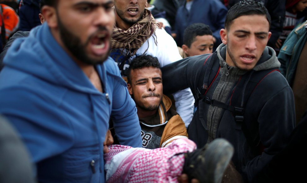 Un palestino herido es evacuado durante enfrentamientos en una protesta a lo largo de la frontera de Israel con Gaza, exigiendo el derecho a regresar a su tierra natal.- REUTERS / Mohammed Salem