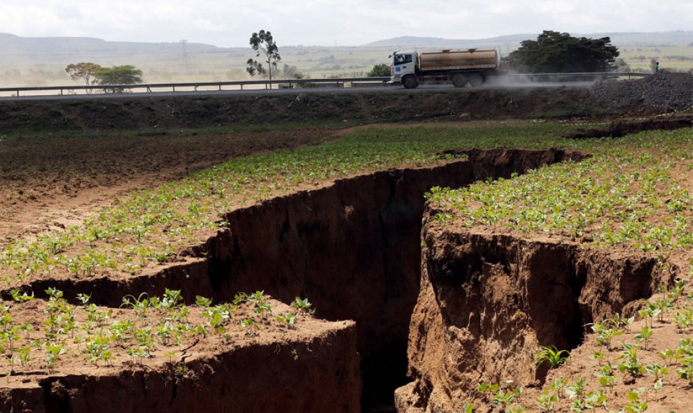 Se ha abierto una grieta en Kenia de 15 metros de profundidad, 20 de ancho y varios kilómetros de largo. / Reuters