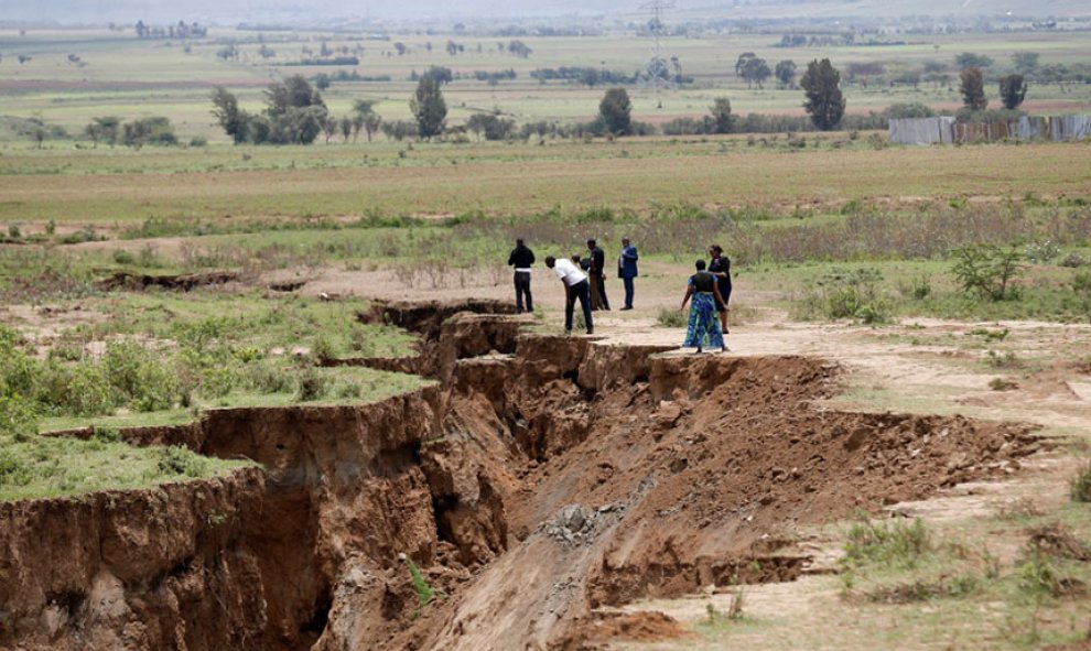 El socavón ha destrozado la carretera que unía las localidades de Mai Mahiu y Narok, al oeste de Nairobi, Kenia. / Reuters