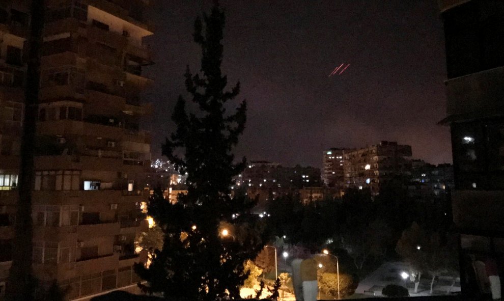 Fuego antiaéreo en Damasco. / FERAS MAKDES (REUTERS)