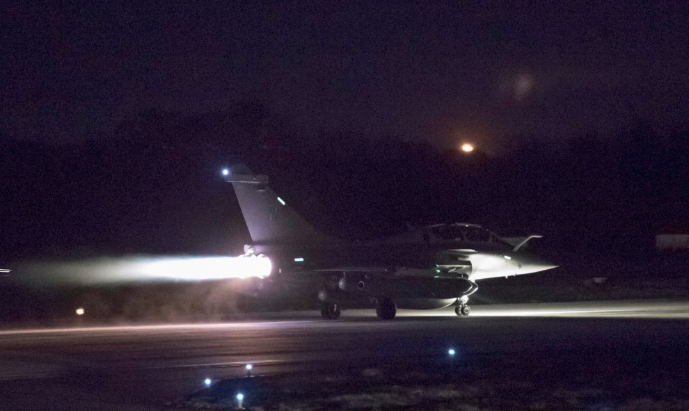 Un avión despega para tomar parte en el ataque aéreo contra Siria. / REUTERS