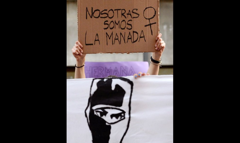 Más de dos mil personas se han concentrado esta tarde en Valladolid para protestar por la sentencia del juicio de “La manada”, que ha condenado a los culpables a nueve años de prisión. EFE/NACHO GALLEGO
