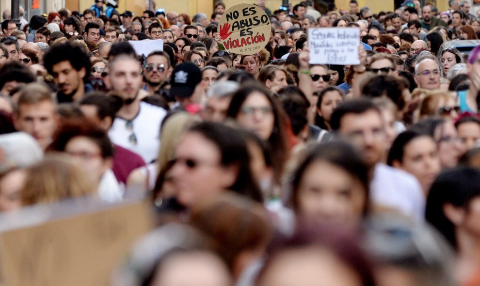 Más de dos mil personas se han concentrado esta tarde en Valladolid para protestar por la sentencia del juicio de “La manada”, que ha condenado a los culpables a nueve años de prisión. EFE/NACHO GALLEGO