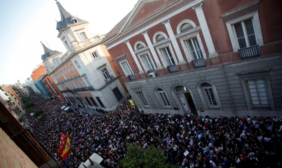 Miles de personas asisten a la concentración convocada por colectivos feministas esta tarde frente al Ministerio de Justicia, en Madrid, para expresar su apoyo y solidaridad a la víctima de los miembros de La Manada, después de conocerse la sentencia que