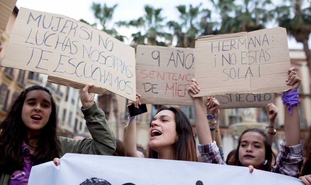 Manfestación convocada esta tarde en Málaga, en señal de repulsa a la sentencia dictada hoy contra los cinco integrantes de la Manada. La concentración ha sido convocada a última hora de la mañana de hoy en varias ciudades de España, como Barcelona, Valen