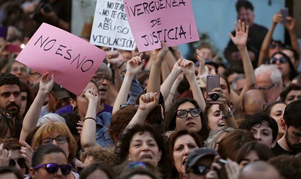 Miles de personas asisten a la concentración convocada por colectivos feministas esta tarde frente al Ministerio de Justicia, en Madrid, para expresar su apoyo y solidaridad a la víctima de los miembros de La Manada, después de conocerse la sentencia que