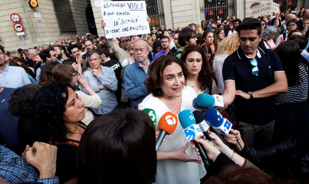 La alcaldesa de Barcelona, Ada Colau realiza declaraciones a la prensa durante la manifestación convocada esta tarde en Barcelona, en señal de repulsa a la sentencia dictada hoy contra los cinco integrantes de la Manada. La concentración ha sido convocada