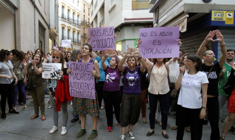 Un centenar de personas se han concentrado esta tarde a pocos metros del Colegio de Abogados de Córdoba, que alberga un acto del ministro de Justicia, Rafael Catalá, para mostrar su repulsa por la sentencia de la Audiencia de Navarra contra cinco integran