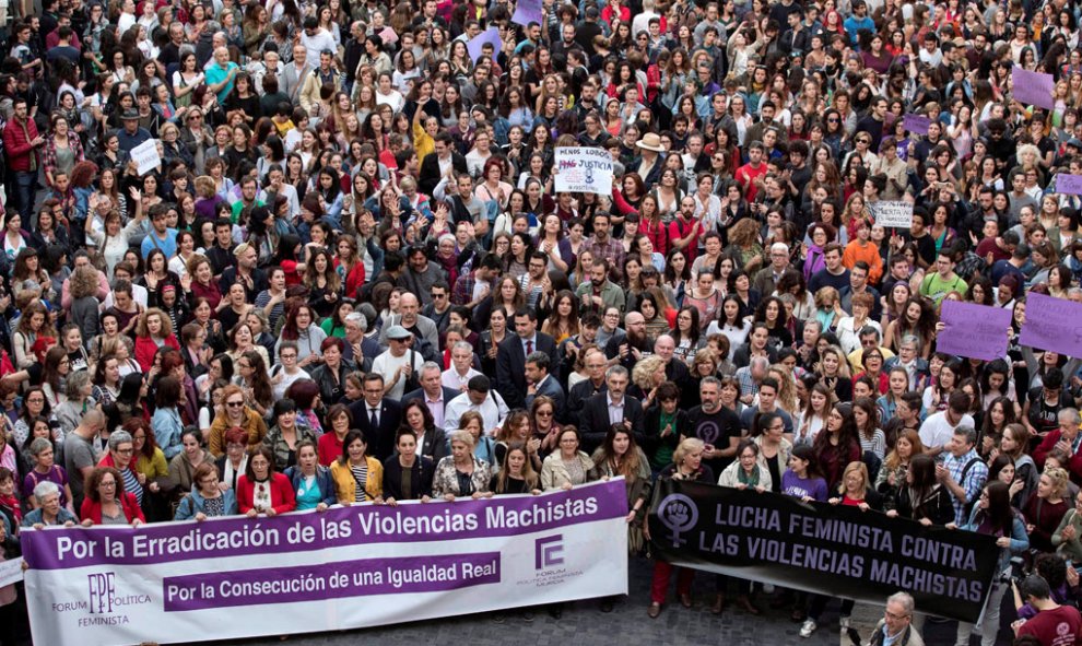 Centenares de personas se han concentrado esta tarde en la Plaza de Belluga de Murcia para mostrar su indignación por la sentencia de la Audiencia Provincial de Navarra que condena a los 5 miembros de la llamada Manada por un delito de abuso sexual, no de