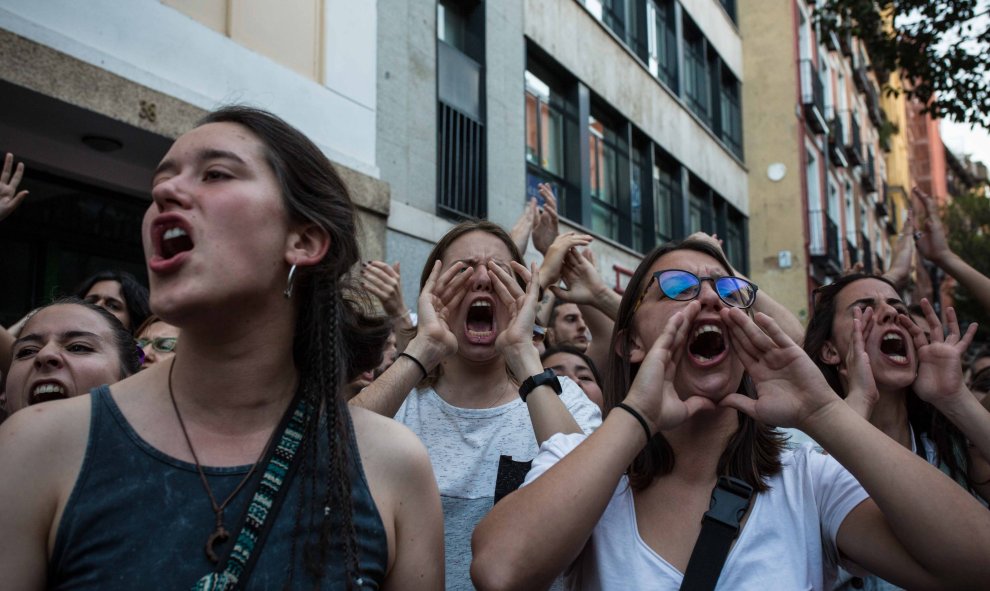 Varias manifestantes gritan durante la protesta en Madrid contra la sentencia a los integrantes de 'la manada', condenados por abusos sexuales pero no por violación.- JAIRO VARGAS