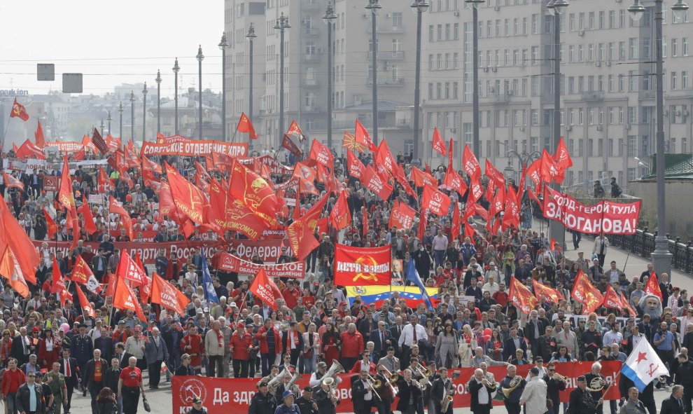 Manifestantes en la marcha por el Primero de Mayo organizada por partidos y organizaciones de izquierda en Moscú. REUTERS/Tatyana Makeyeva