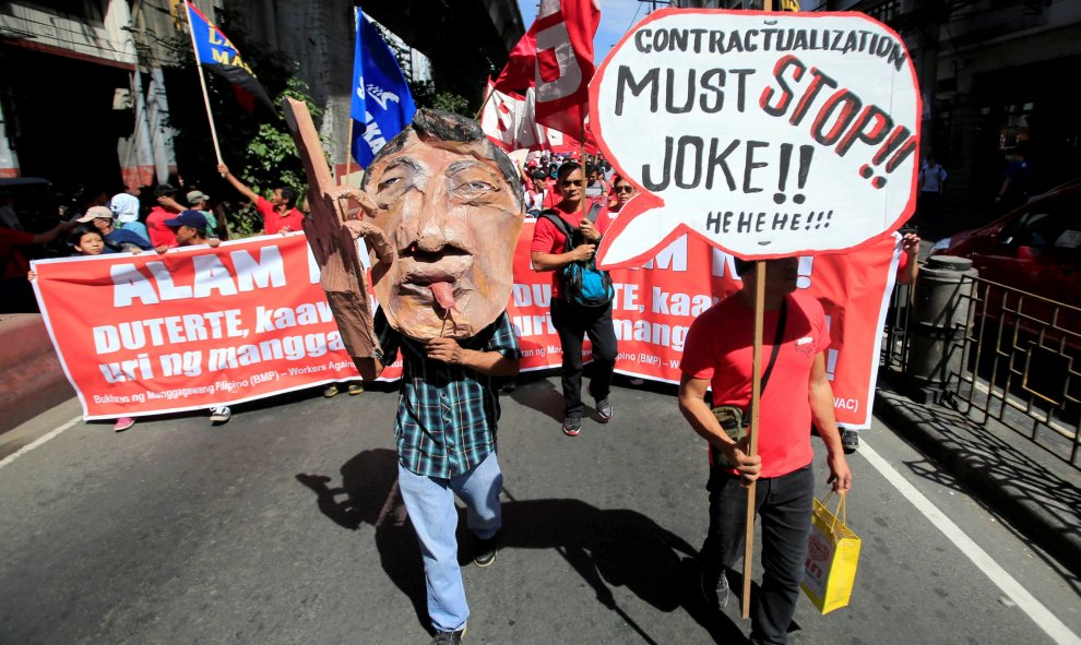 Un manifestante con na máscara del presidente filipino Rodrigo Duterte en la marcha del Primero de Mayo en  Manila. REUTERS/Romeo Ranoco