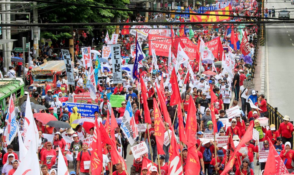 Miles de filipinos marchan hacia el palacio presidencial de  Malacanang, en Manila, en la marcha por el Primero de Mayo. REUTERS/Romeo Ranoco